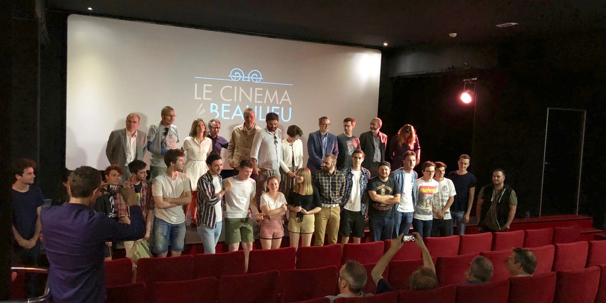 étudiants et professeurs dans une salle de cinéma pour un concours de court métrage