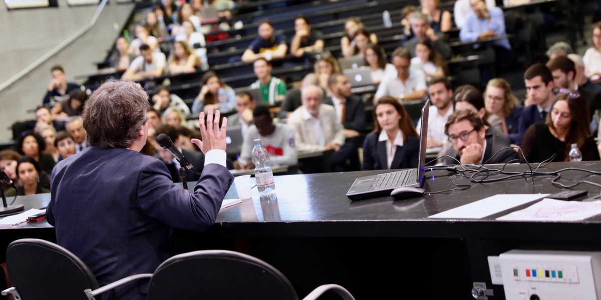 professeur faisant cours dans un amphithéatre 