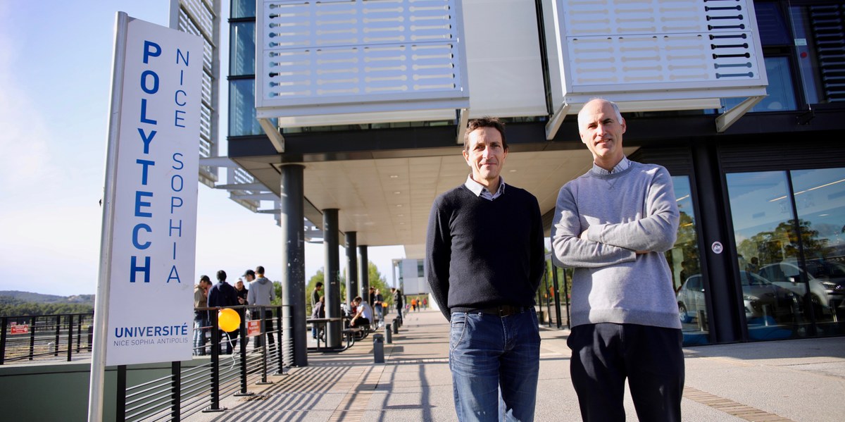 deux hommes sur le parvis de polytech sophia antipolis