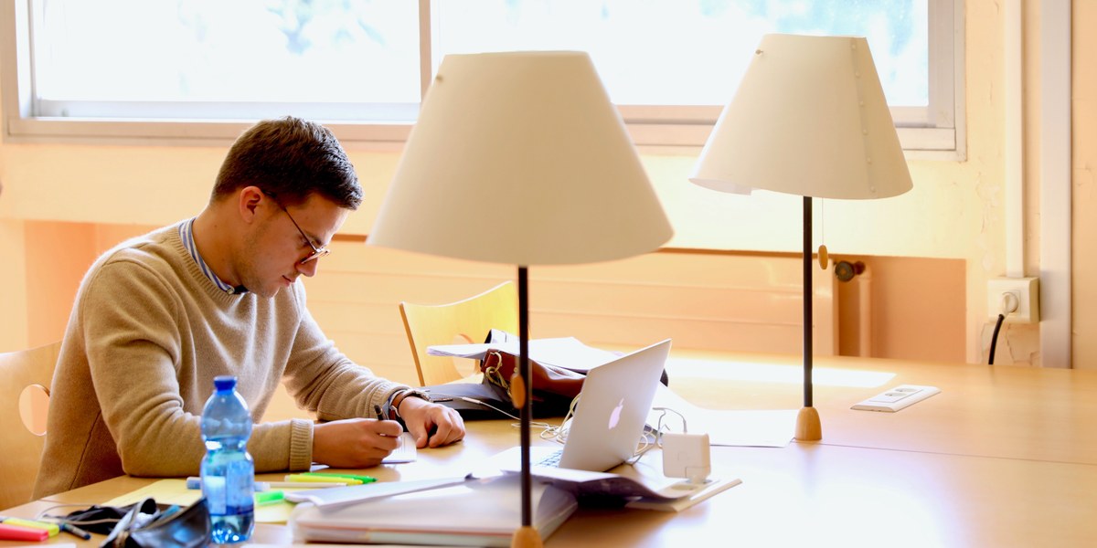 homme travaillant à son bureau 