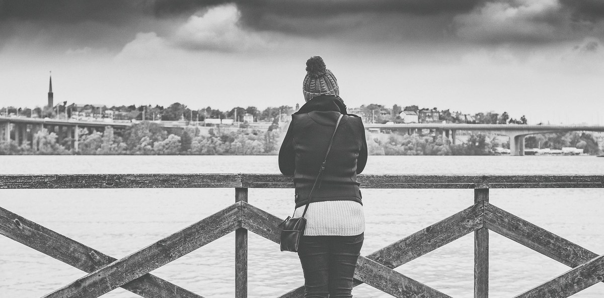 femme regardant le paysage