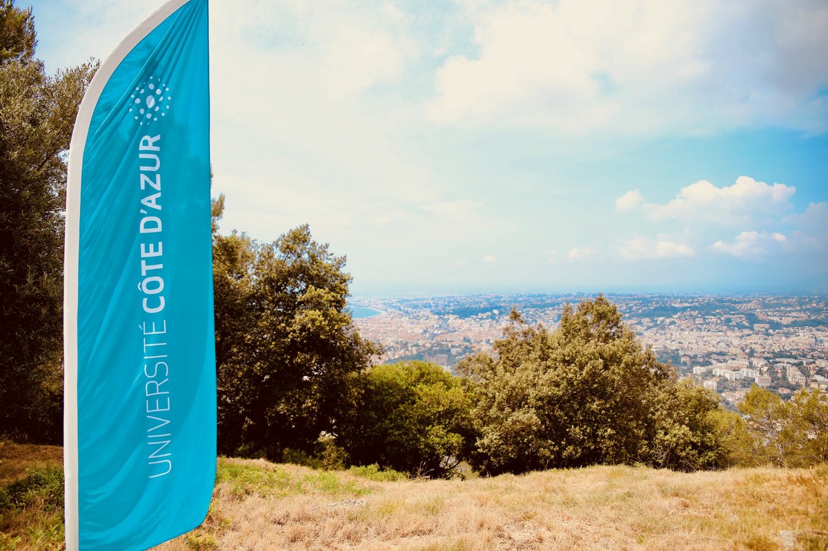vue sur Nice avec un drapeau de l'université en premier plan