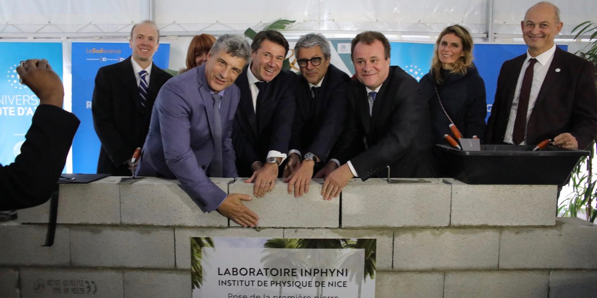 hommes qui posent la première pierre du bâtiment de l’Institut de Physique de Nice