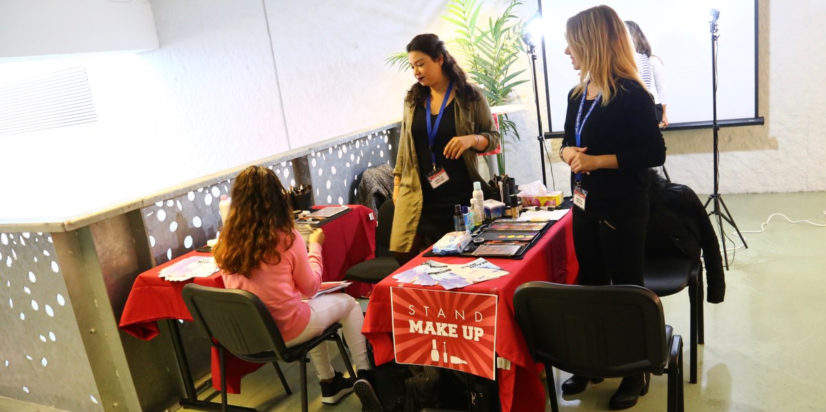 stand makeup avec une jeune fille 