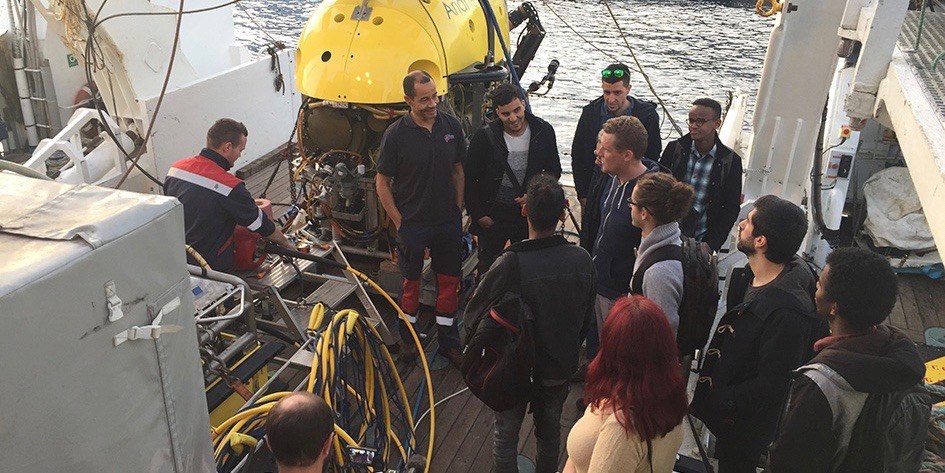 hommes et femmes sur un bateau