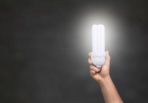 Main tenant une ampoule