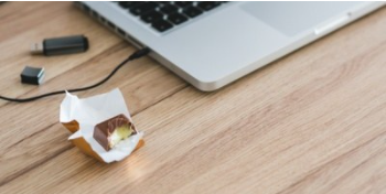 bureau avec un ordinateur portable