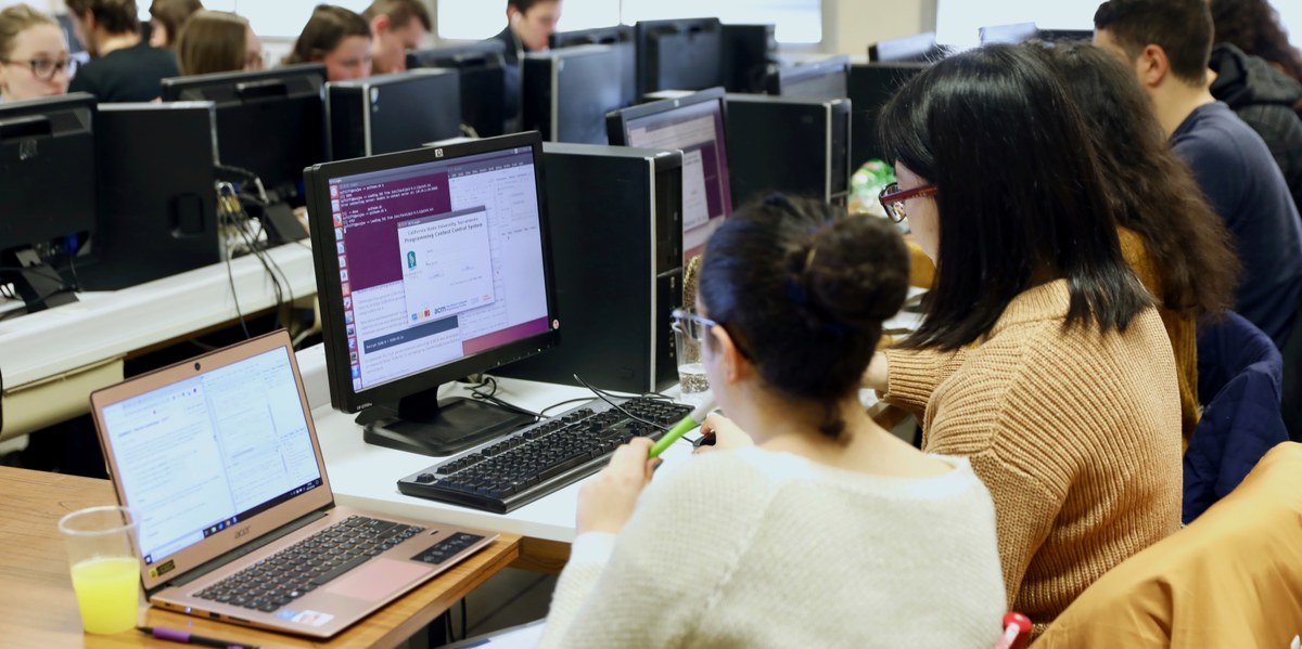 salle informatique remplie de monde