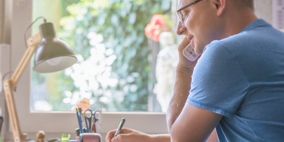 homme travaillant à son bureau 