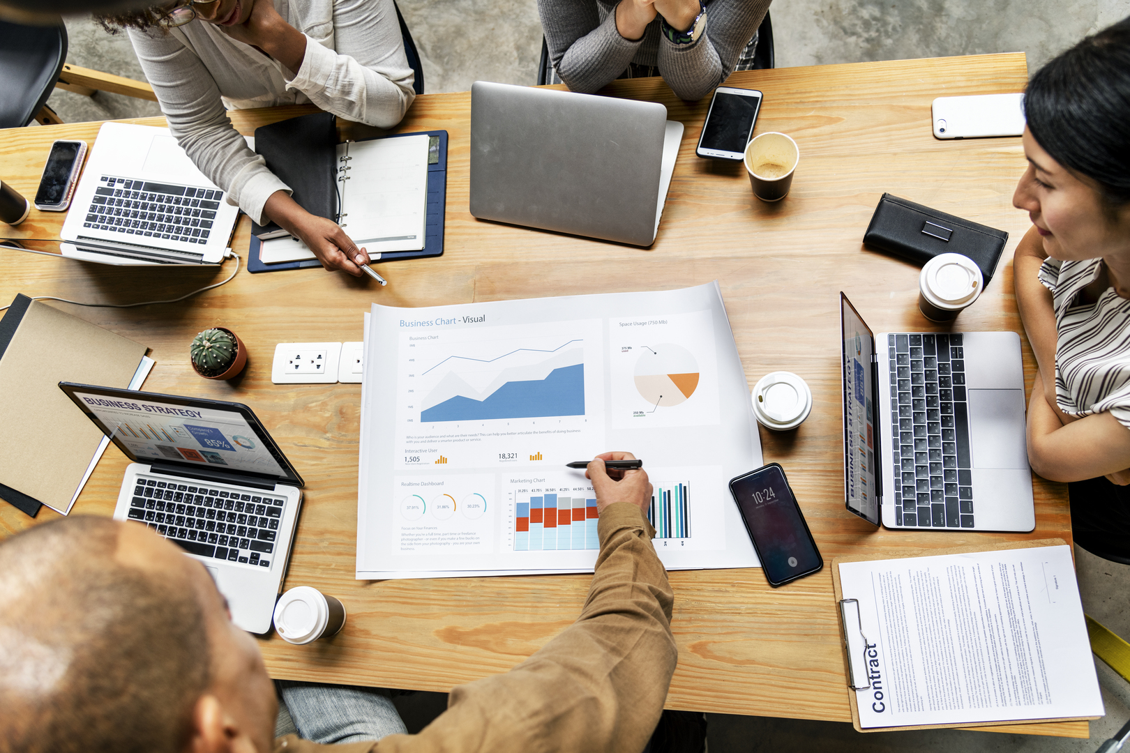 Personnes autour d'une table en train de travailler sur un document