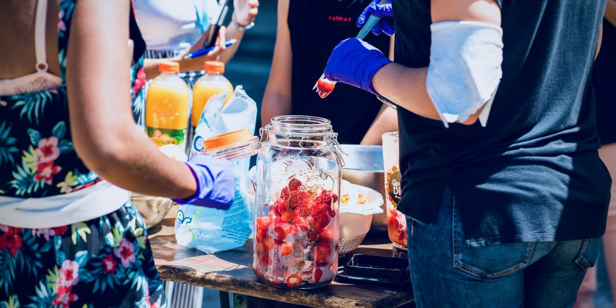 personnes faisant des jus de fruits