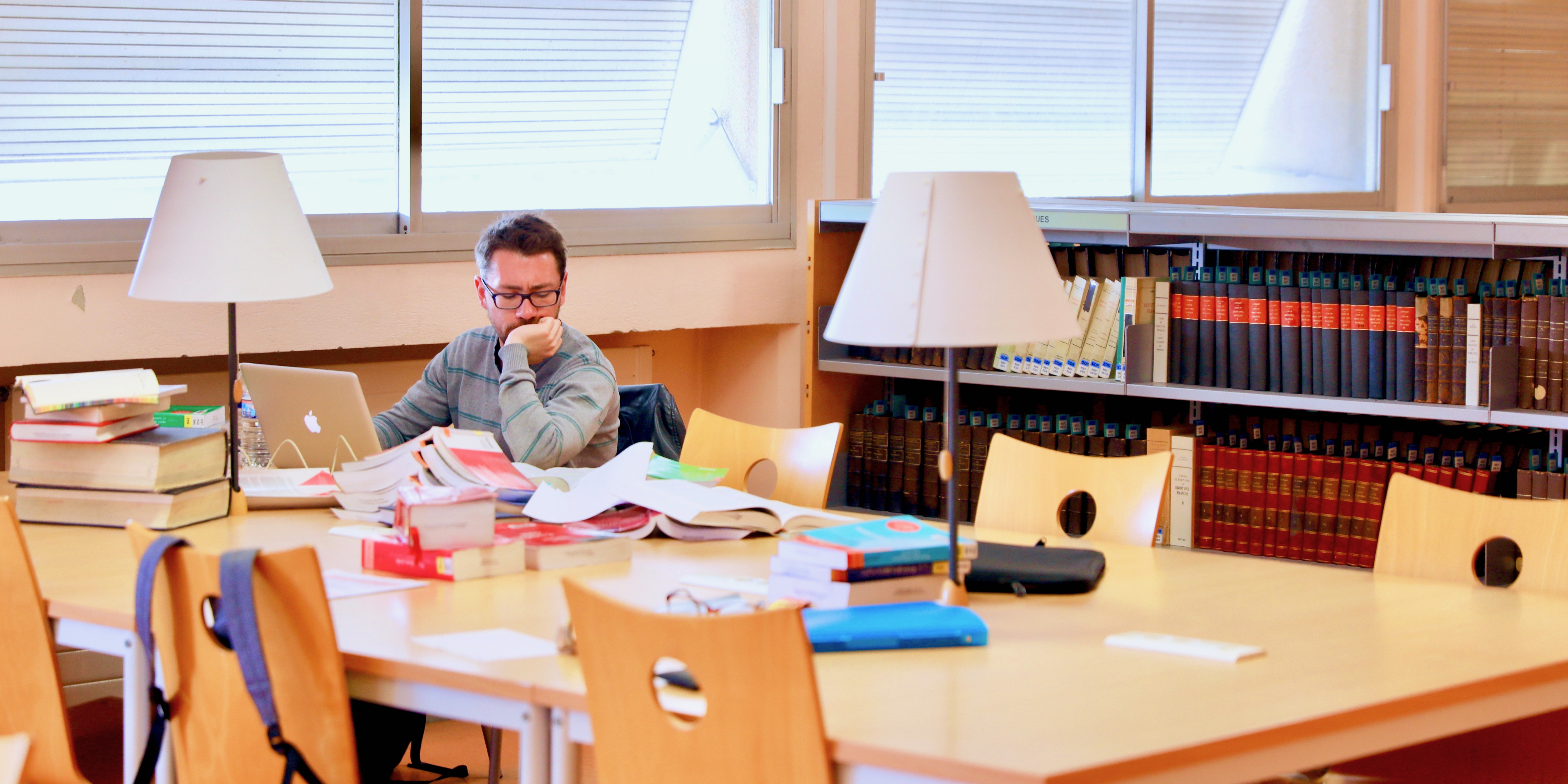 Doctorant travaillant dans une bibliothèque