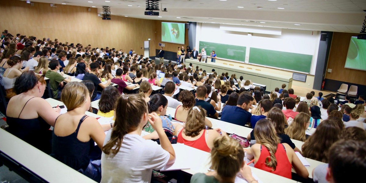 amphithéatre rempli d'étudiants vu de haut 