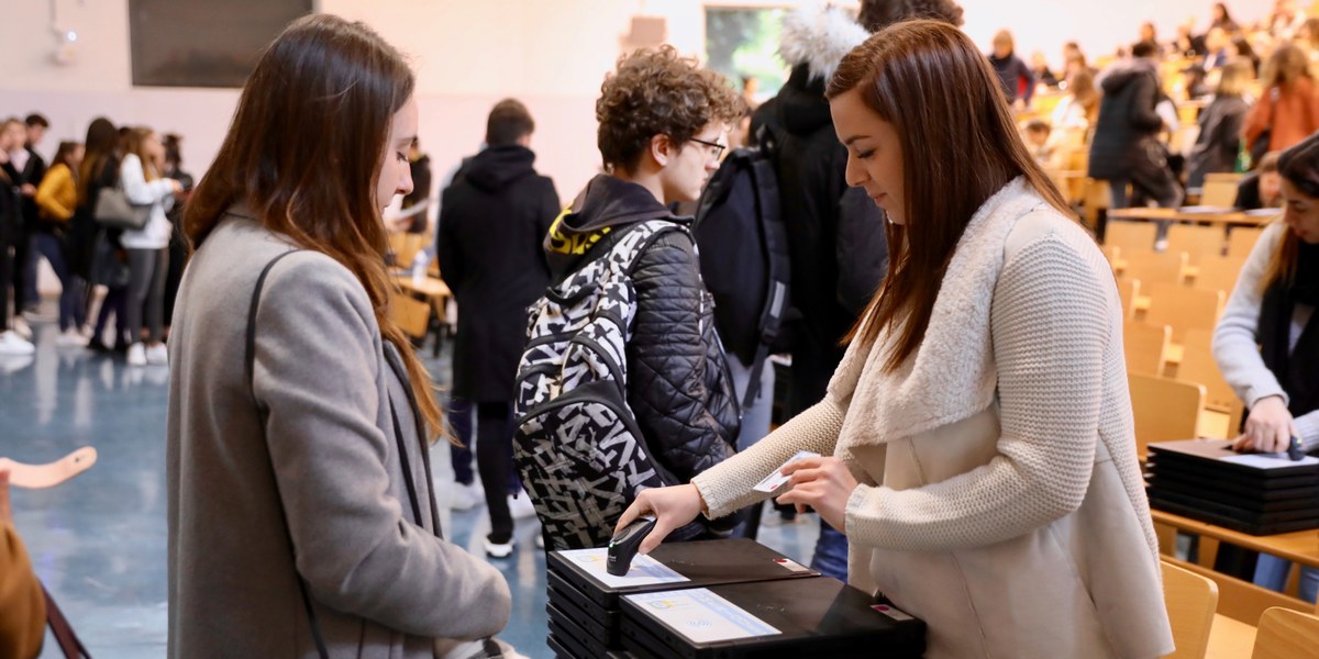 amphithéatre rempli d'étudiants