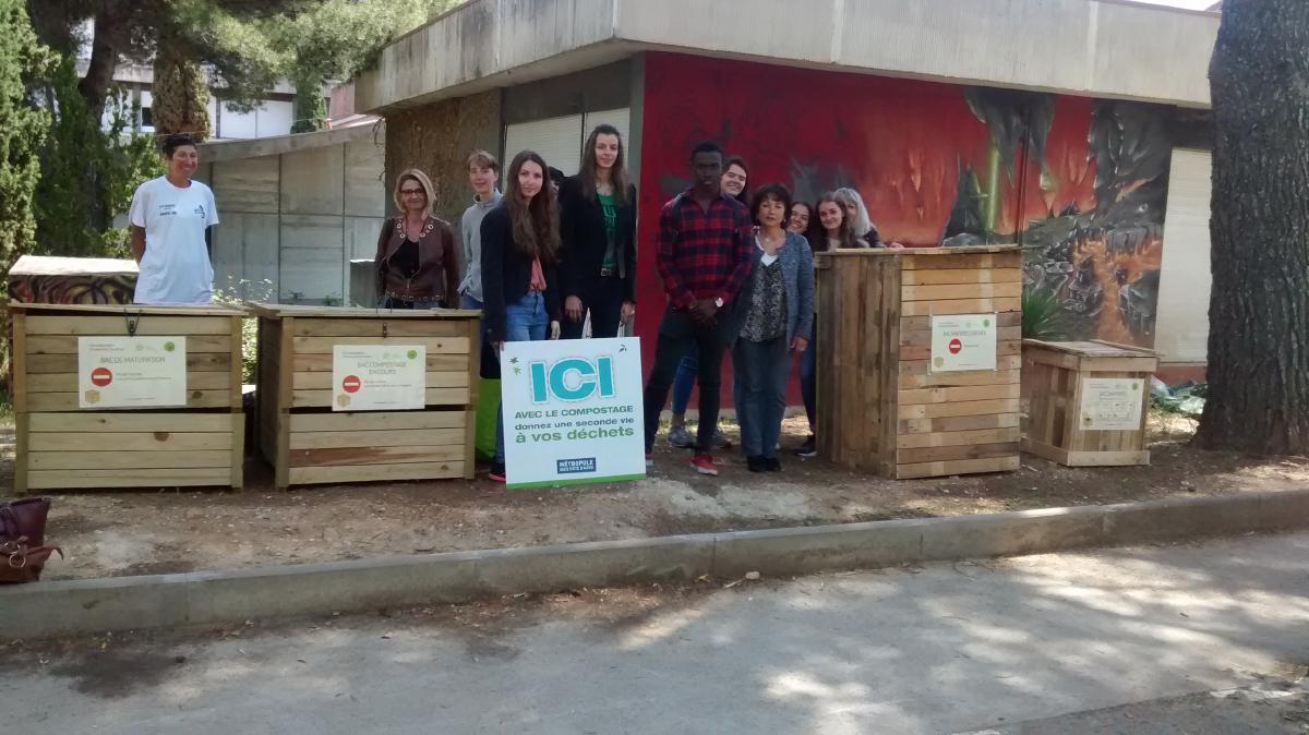 photo du site de composage collectif à Carlone (jardin) avec les bénévoles lors de l'installation