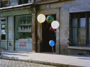 Ballons s envolant devant une vitrine de magasin