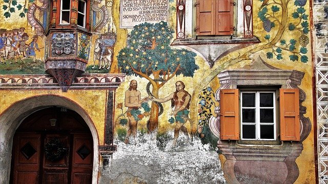 Image d'un monument avec une fresque abîmée où se trouve Adam et Eve
