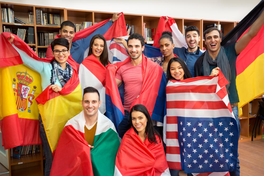 Étudiants de différentes nationnalité portant leurs drapeaux