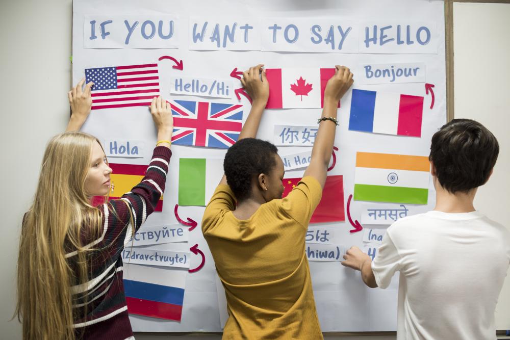 Etudiant qui affiche les traductions dans plusieurs langues de "Bonjour"