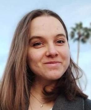 Photo d'une jeune femme souriant.