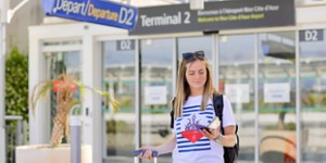 Etudiante devant l aéroport Nice Côte D'Azur
